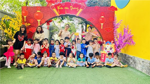 Cha mẹ trẻ lớp Mầm 1 tham quan các hoạt động chăm sóc nuôi dưỡng giáo dục tại lớp.